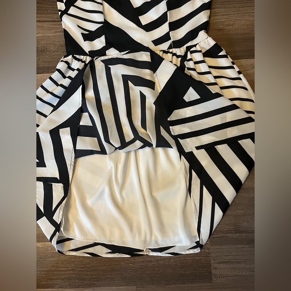 Everly Black & White Abstract Striped Cocktail Dress SZ Small - Picture 11 of 12